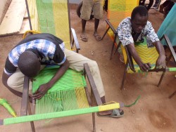 Des �l�ves aveugles en activit� de tissage � Silo� (Custom)